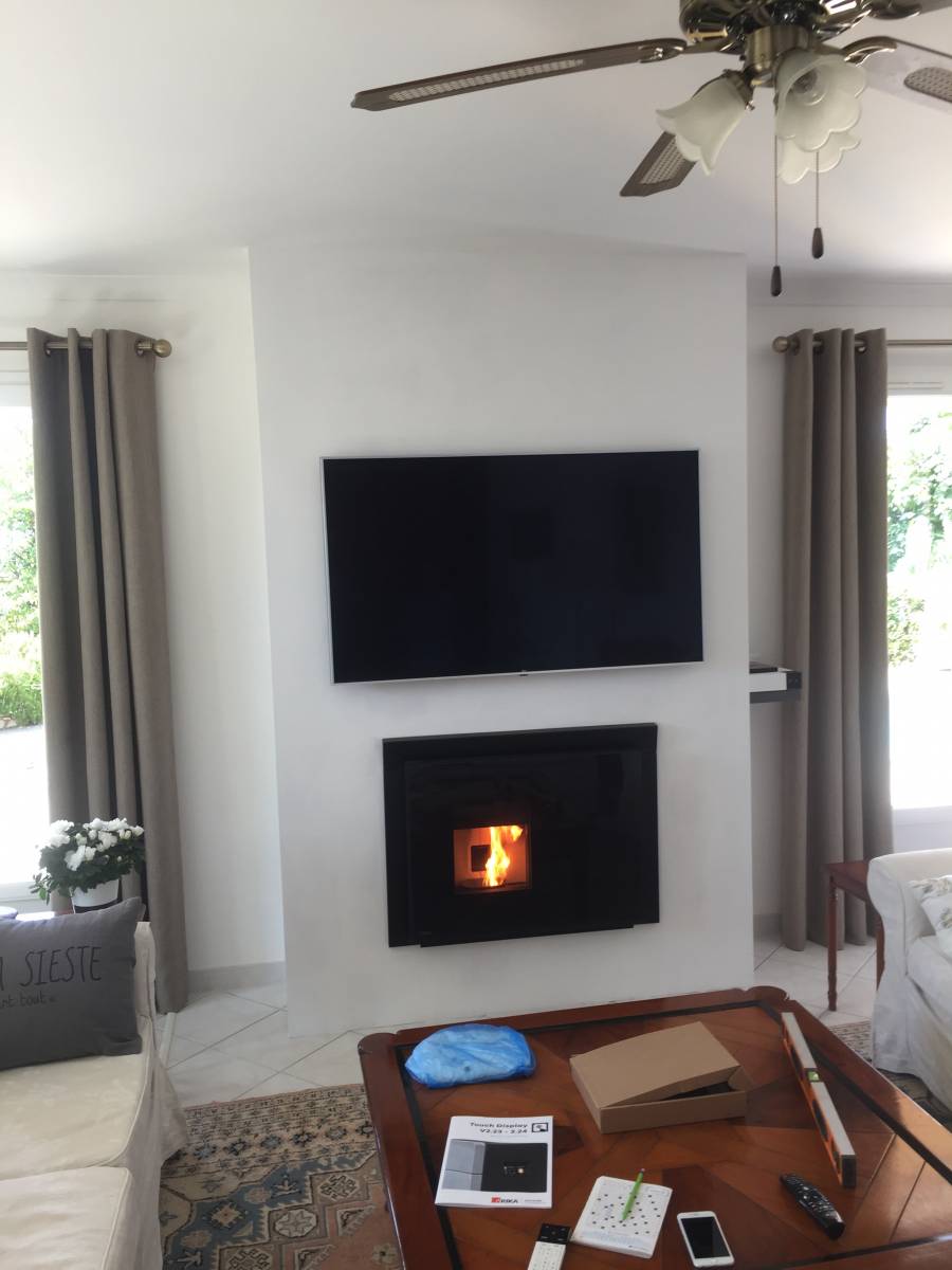 Installation d'un Insert à Granulés RIKA avec conception d'un Aménagement  TV/Hifi à Flayosc - Conception et installation de cheminées modernes à  Toulon - Cheminées Du Sud