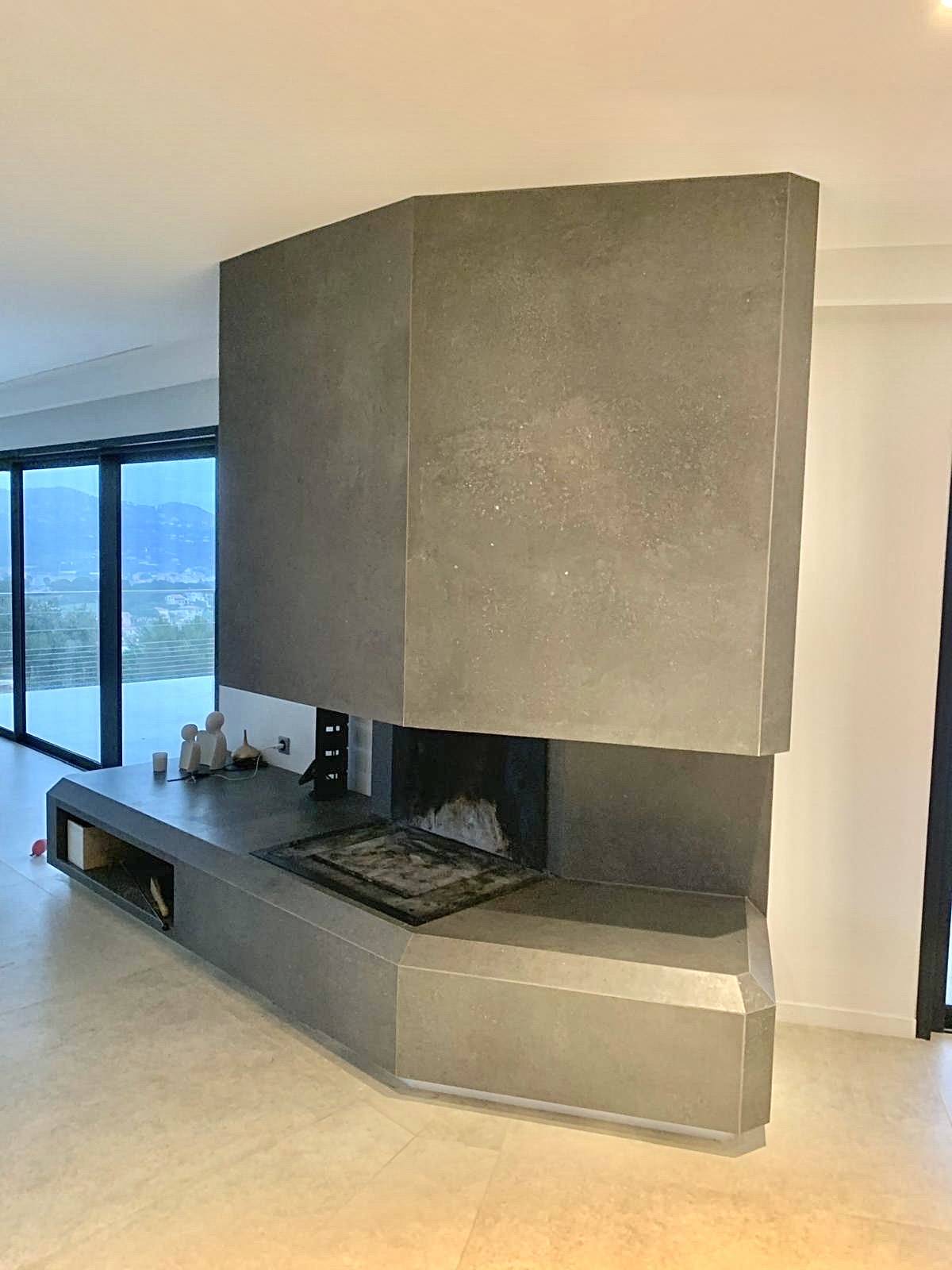 La pose d'une cheminée sur mesure avec le système Polyflam : l'équilibre parfait entre esthétique et performance